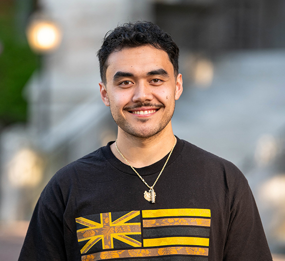 Une femme en t-shirt avec une étoile s'appuie contre une rambarde